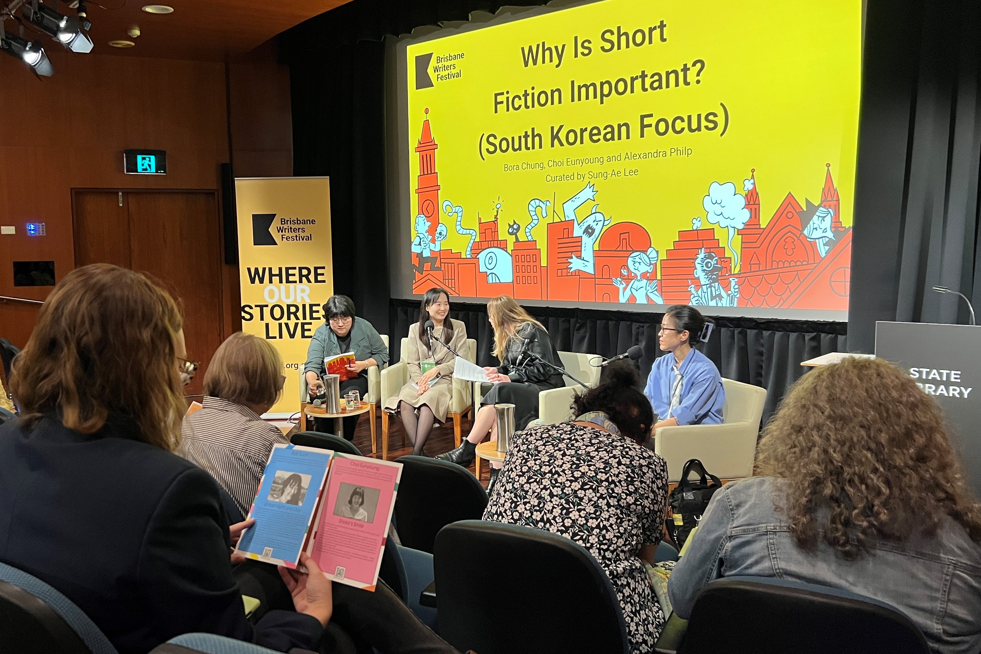  <단편 소설은 왜 중요한가?>에서 한국 작가 소개 브로셔를 보고 있는 관객