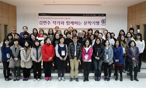 통영 비치캐슬 펜션 컨벤션홀  작가와의 만남 - 김연수 작가와 특별과정 수강생 단체사진