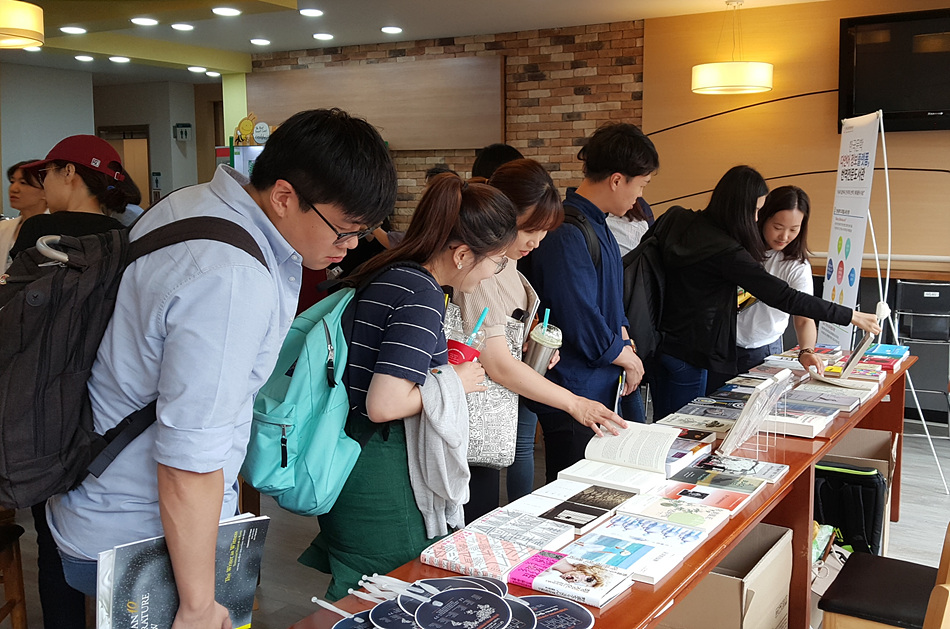 한국문학번역서를 구경하는 참가자들의 사진입니다