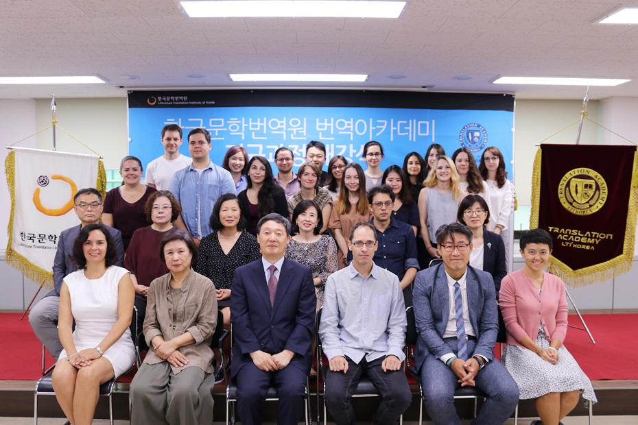 정규과정 제10기(2학년) 수강생 및 지도교수진 단체