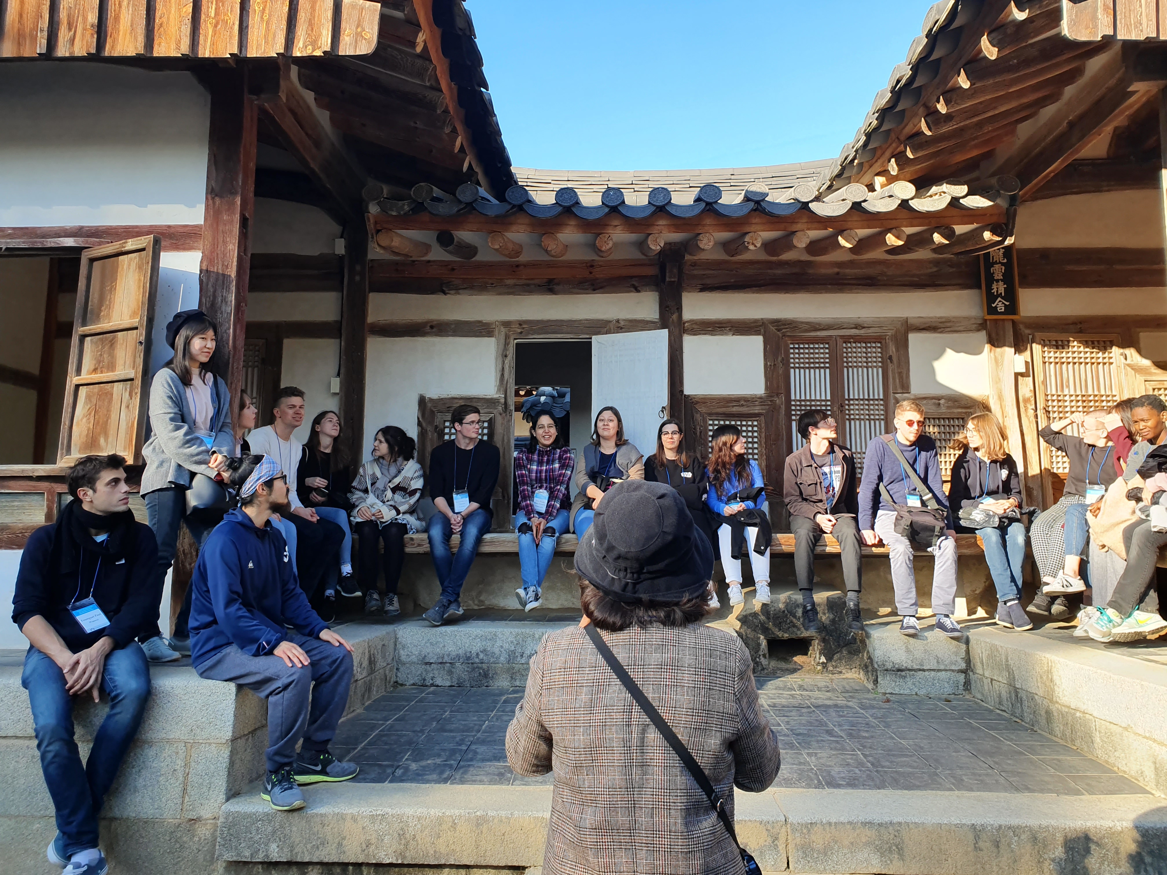 2019년도 번역아카데미 정규과정 가을학기 문학기행 안동 도산서원에서 문화관광해설사의 해설을 듣는 수강생들의 사진입니다