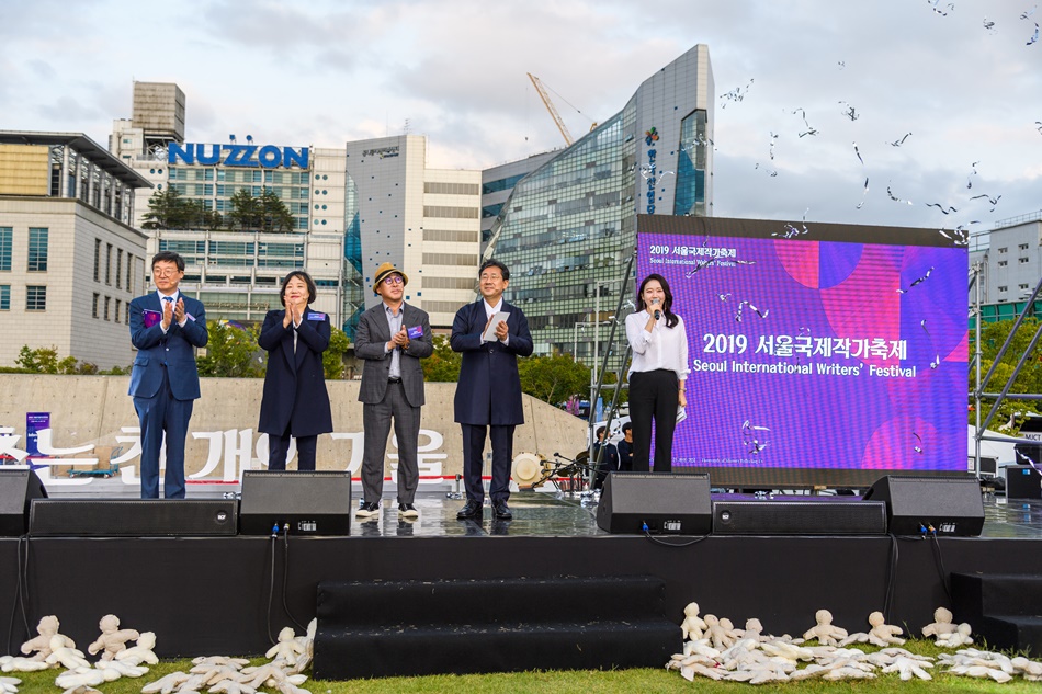  제8회 서울국제작가축제 우리를 비추는 천 개의 거울 개막식 사진입니다