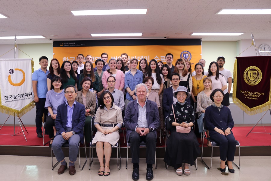 번역아카데미 정규과정 제10기 수료생, 제11기 재학생 및 지도교수진 단체 사진입니다