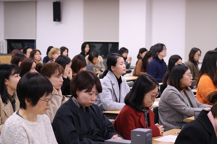  개강식에 참석중인 수강생들 사진입니다