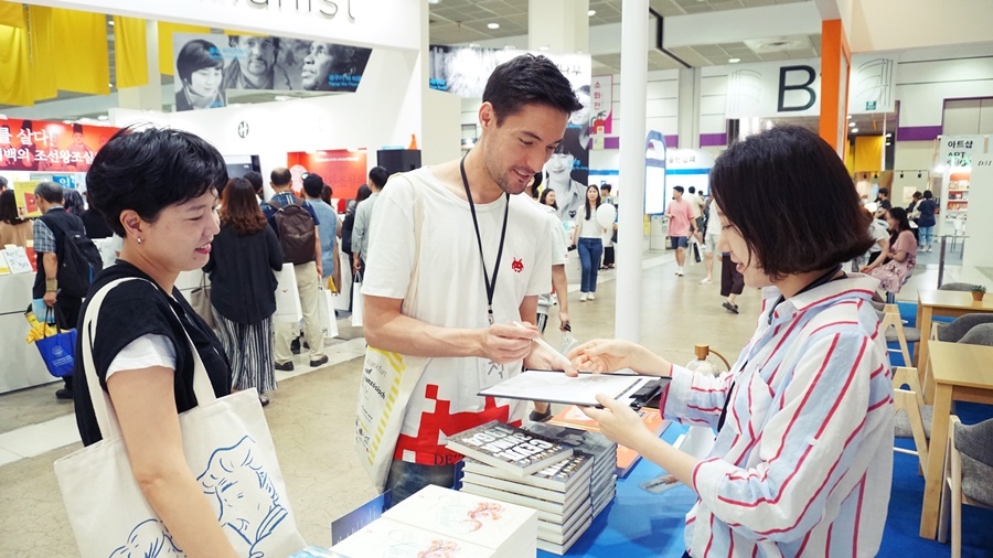 한국문학 번역작품 100권 기증 이벤트 모습사진입니다