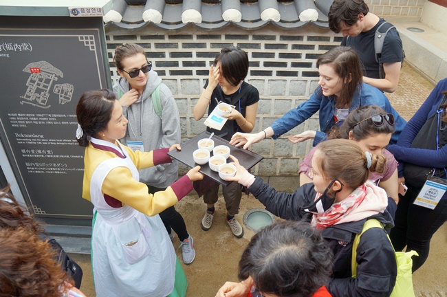 화성행궁에서 대추미음을 시식하고 있는 수강생