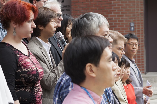 <2016 서울국제작가축제> 취지문 낭독 및 소감을 발표하는 참여작가들