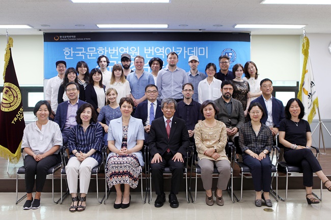 번역아카데미 정규과정 제7기(2년차) 지도교수진 및 수료생 단체