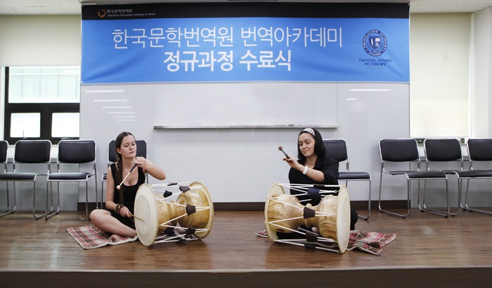 영어권 캐리 미들디치, 정규 5기 프랑스어권 수료생 루시 앙게벤 장구 공연