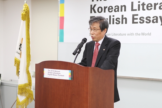 시상에 앞서 축하 인사를 전한 한국문학번역원 김성곤 원장