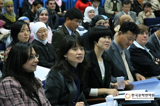 한국어를 말하는 요르단 학생들을 신기한듯 바라보는 하성란, 김애란 작가.