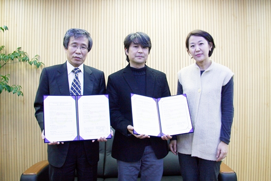 김성곤 한국문학번역원장(왼쪽), 이화여대 영어영문학과 신희섭 학과장(가운데), 이화여대 영어영문학과 최주리 교수(오른쪽)  ​