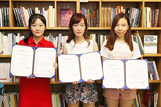 서울여자대학교 문헌정보학과 민소영 학생(왼쪽), 이민영 학생(가운데), 도혜진 학생(오른쪽)