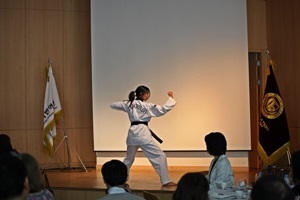 태권도 시범 중인 김진아(정규과정 5기 및 특별과정 6기 수료)