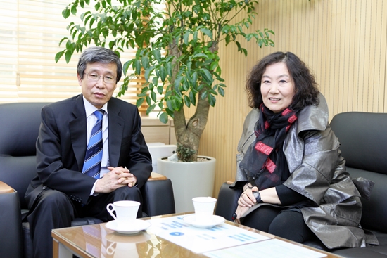 한국문학번역원 김성곤 원장(왼쪽), 문정희 시인(오른쪽)