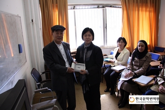 요르단대학교 한국어과 이정애 교수에게 자신의 시집을 기증하는 정희성 시인