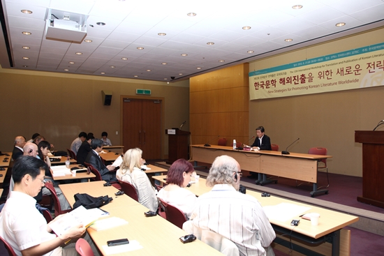 기조강연을 맡은 권영빈 한국문화예술위원회 위원장