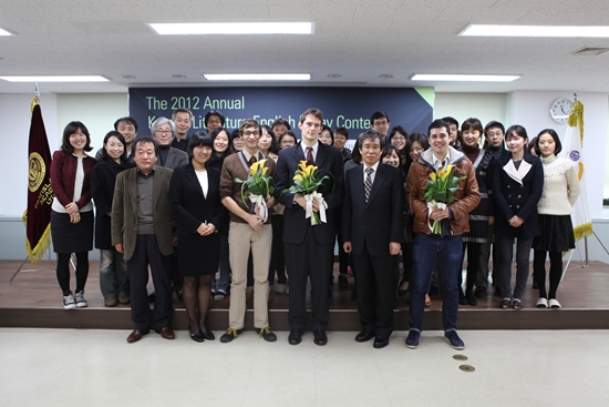 수상자들이 국내 거주 외국인이어서, 지인들이 시상식에 많이 참석하지 못했다. 대신 번역원 직원 전체가 참석해 수상자들을 축하해주었다.