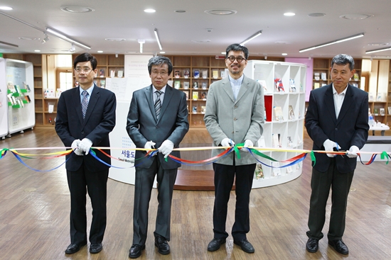 한국문학번역원 김성곤 원장(가운데 왼쪽), 서울도서관 이용훈 관장(가운데 오른쪽)