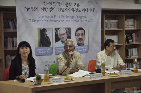 한-인도 작가 문학교류 행사사진입니다