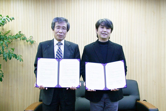 김성곤 한국문학번역원장(왼쪽), 이화여대 영어영문학과 신희섭 학과장(오른쪽)