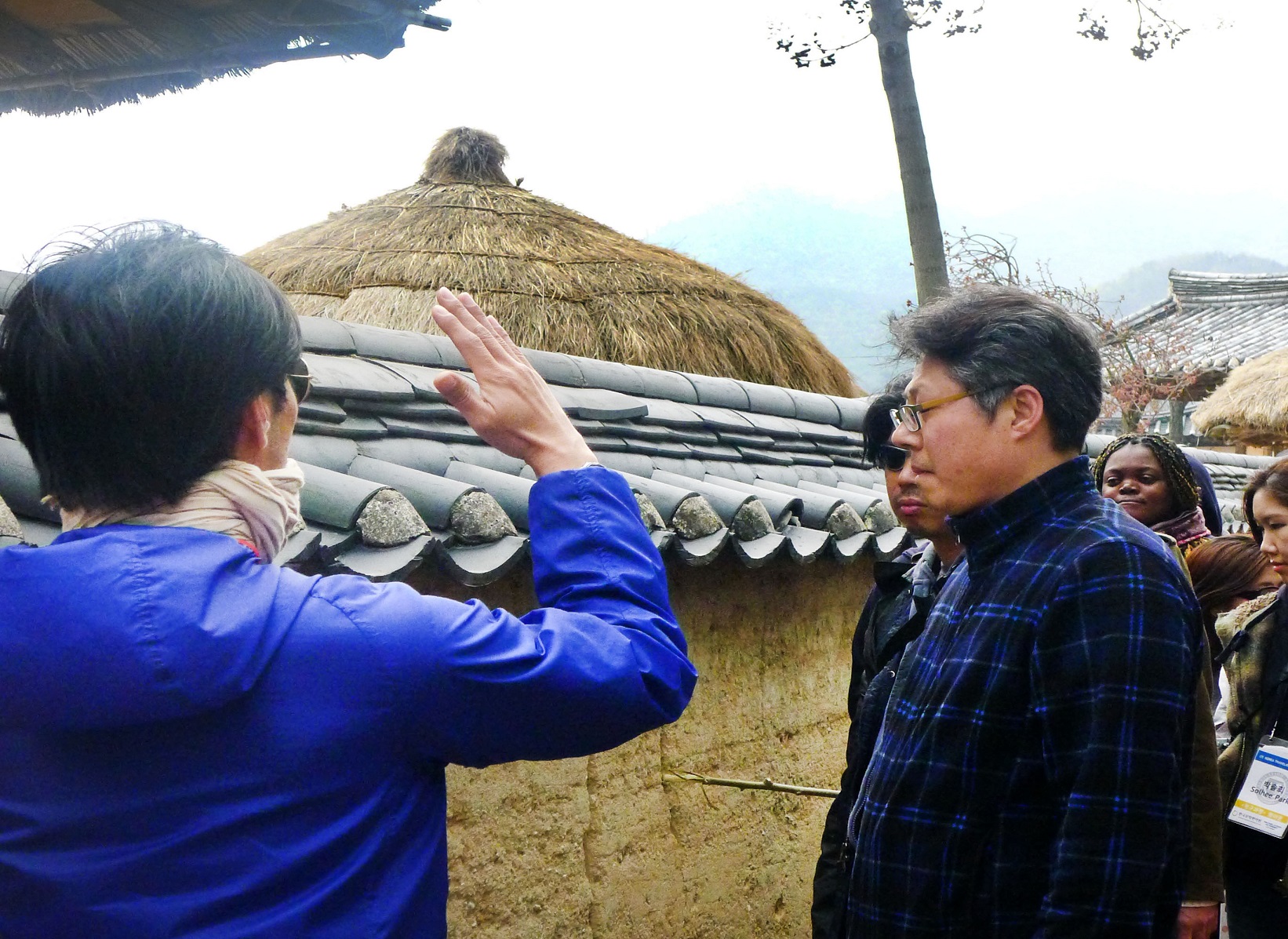 안동 하회마을에서 전통가옥에 관한 설명을 듣고 있는 수강생