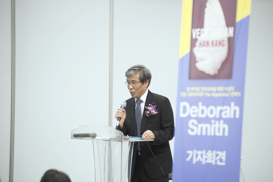 축하인사를 건네는 김성곤 한국문학번역원장