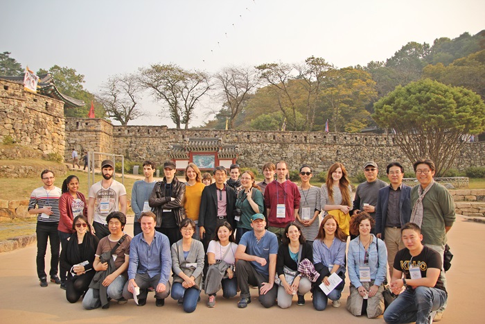 고창읍성(모양성) 앞에서의 수강생 및 류보선 교수(오른쪽 뒷줄 첫 번째)