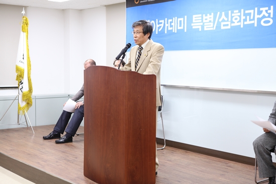 수료생에게 축하인사 및 한국문학 전문번역가로서의 기대를 전하는 번역원 김성곤 원장