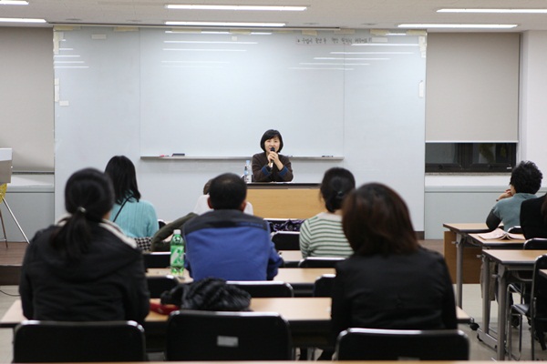 2012 번역아카데미 정이현 작가의 강연과 수강생들 사진입니다