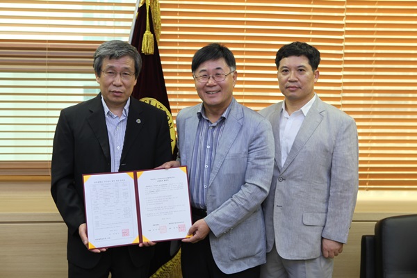 한국문학번역원 김성곤 원장(왼쪽), 전북대학교 스페인·중남미학과 최낙원 교수(가운데), 전북대학교 산학협력단 최석규 교수(오른쪽)