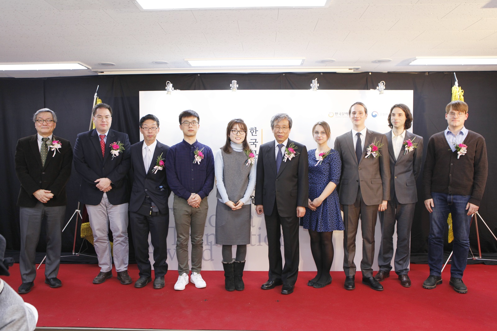 번역신인상 수상자 8인과 김성곤 한국문학번역원장