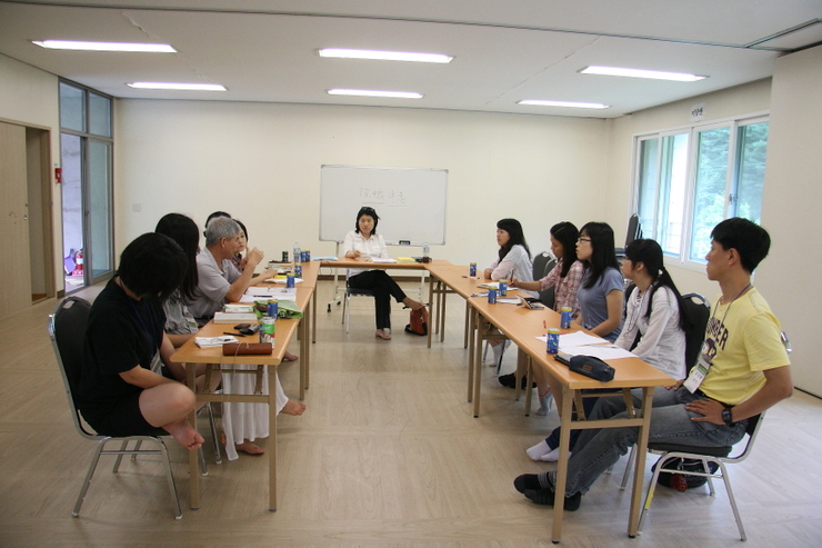 단기집중과정에서 운영하고 있는 4개 언어권(영어, 불어, 중국어, 일본어)의 세미나를 통한 예비 번역가들의 문학 번역의 실제 토론